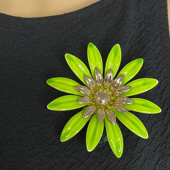 HP 💕 sixties mod chartreuse lime green metallic daisy broach w gold center pin! - Picture 1 of 14